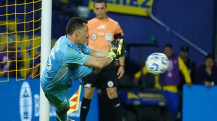 Por penales y con una Bombonera que apuntó contra Riquelme, Boca eliminó a Lanús.