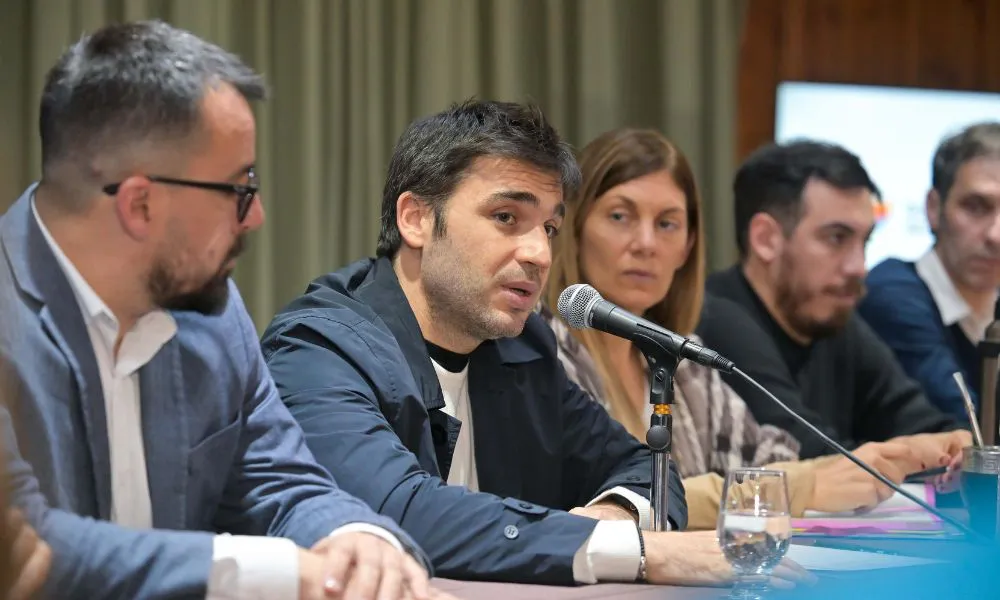 Ignacio Torres Gabinete ampliado en Esquel