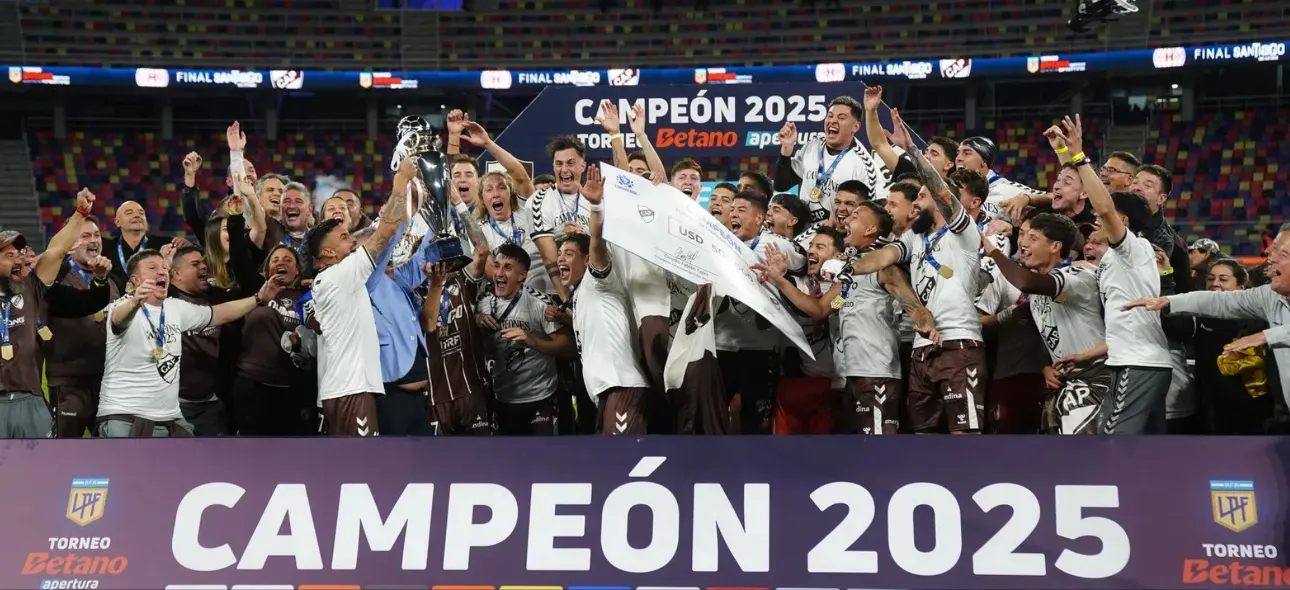 El “Calamar” venció 1 a 0 a Huracán en Santiago del Estero y conquistó su primer título en la elite del fútbol argentino. El plantel celebró con su gente