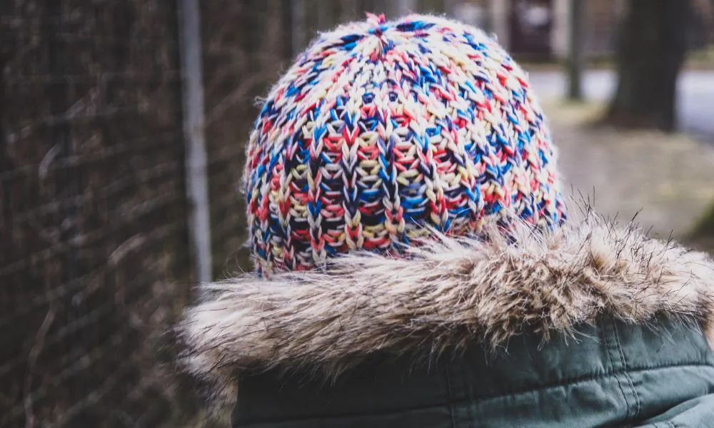 Gente abrigada por el frío