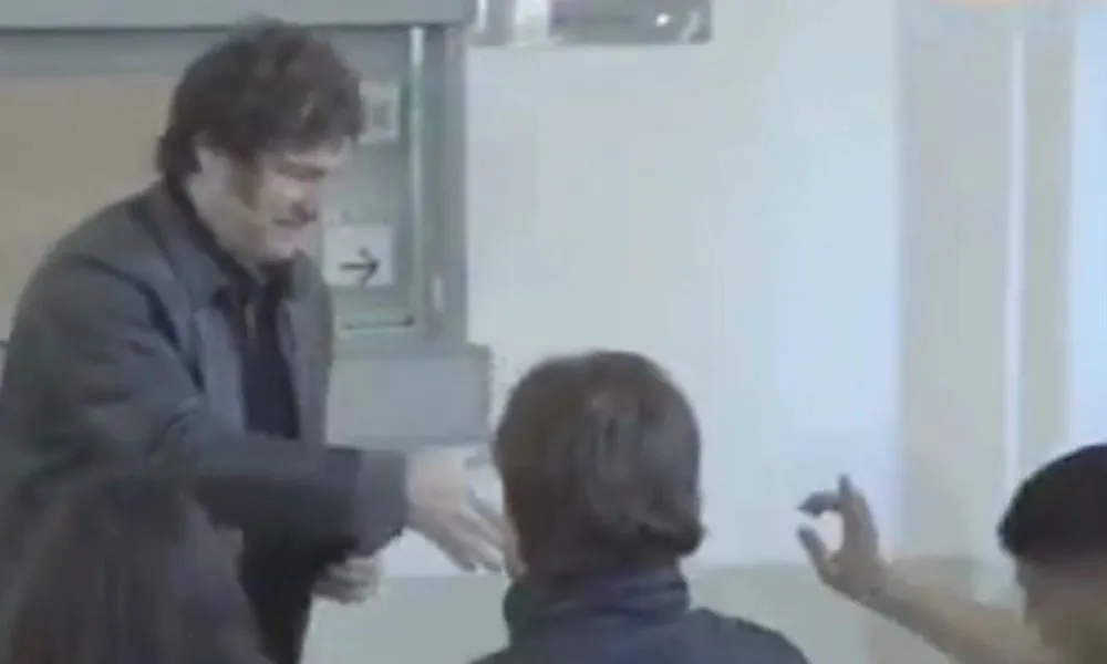 Fiscal de mesa niega el saludo al Presidente