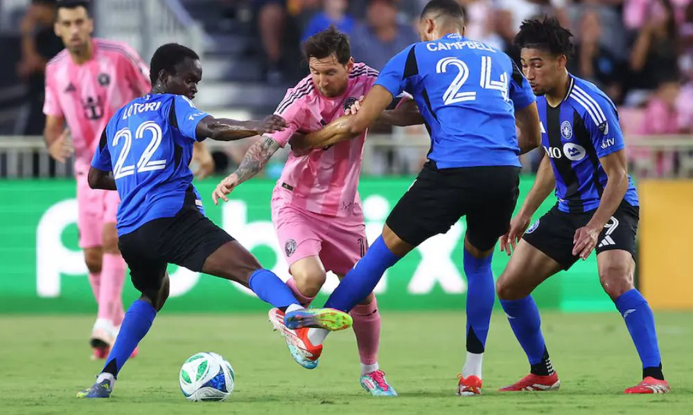 Messi elude a tres rivales Foto AFP