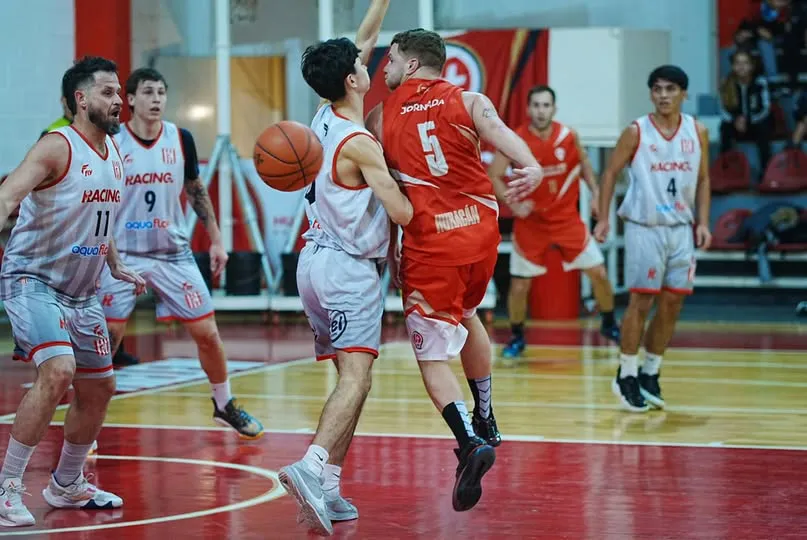 El Globo aplastó a Racing y ya está en semifinales.