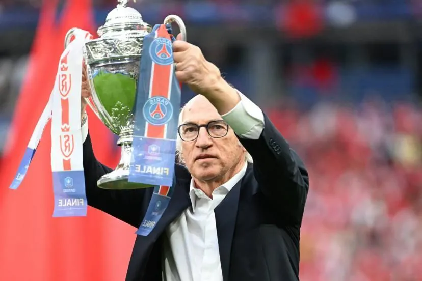 Carlos Bianchi fue homenajeado en la final entre PSG y Reims.