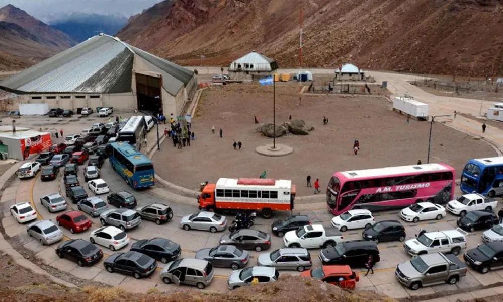 Largas filas en la frontera con Chile