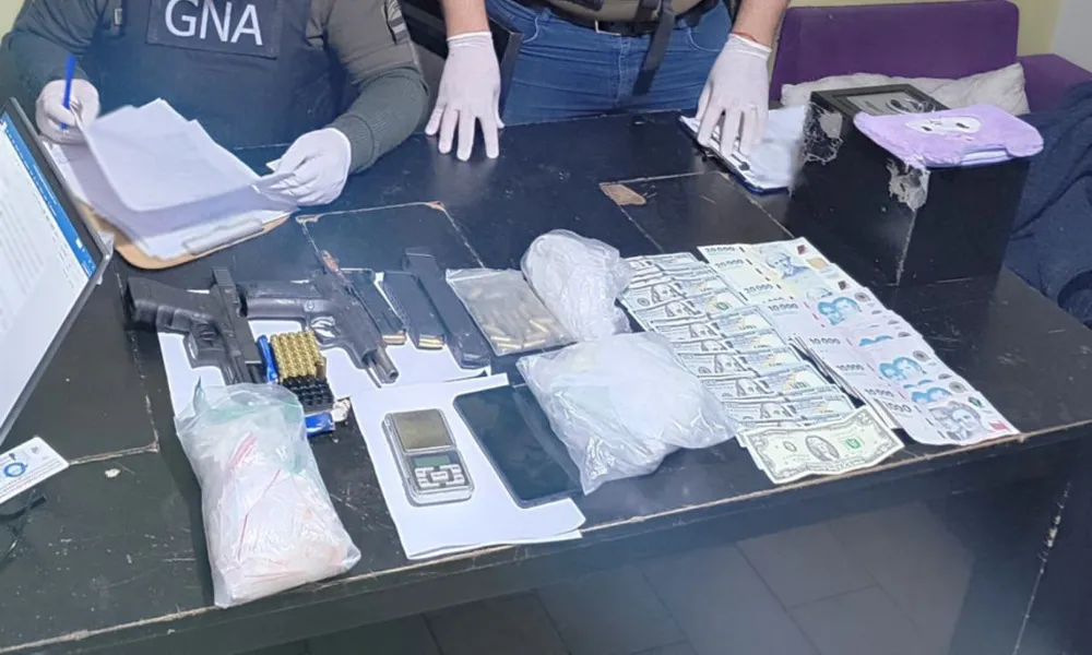 Incautan armas y dinero