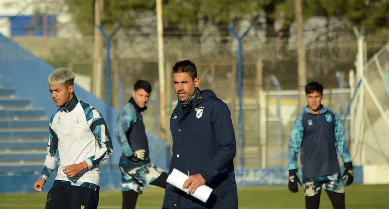 La Banda recibe al líder Cipolletti con la urgencia de cortar una racha alarmante. Trípodi hará cambios obligados. El partido de hoy puede marcar un quiebre